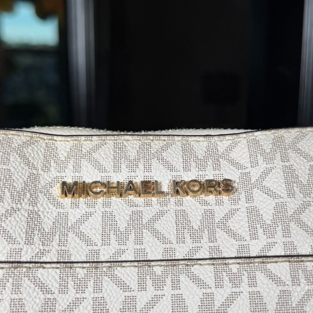 Michael Kors MK Signature Tote Bag — Vanilla & Acorn Monogram - Picture 3 of 16